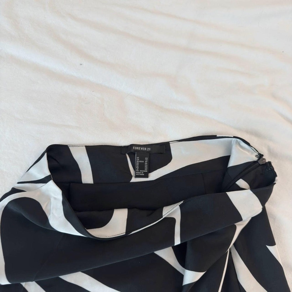 Forever 21 Black and White Swirl Mini Skirt - Picture 5 of 5